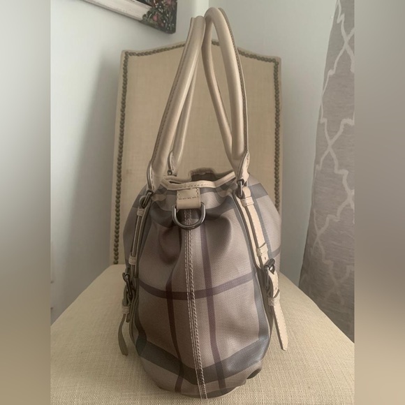 Burberry purse. - Picture 2 of 4